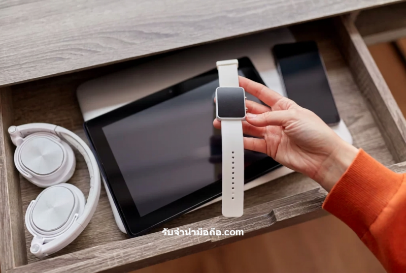 การถือ Apple Watch ก่อนนำไปรับจำนำ แสดงการเตรียมเครื่องก่อนจำนำ
